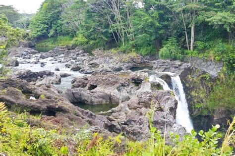 Rainbow Falls en Hawái Las cascadas de Hilo en el Parque Estatal del