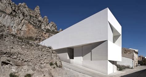 House on the Castle Mountainside / Fran Silvestre Arquitectos | ArchDaily