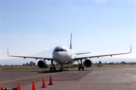 Aeropuerto Hermanos Serdán Suspende Vuelos Por Caída De Ceniza Del