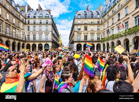 FRANCE PARIS 75 1ER ARR MARCHE DES FIERTES LGBT PARADE GAY PRIDE ON RUE DE RIVOLI Stock