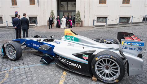 FOTO Paus Fransiskus Berkati Mobil Balap Listrik Formula E Foto