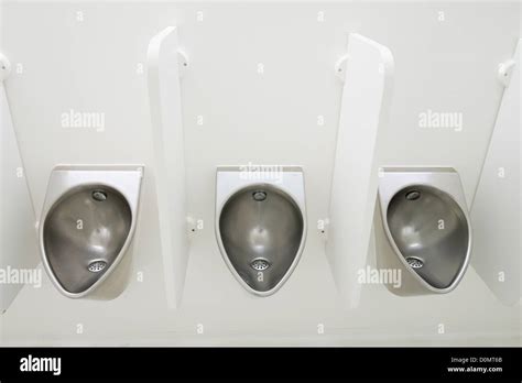 Moderne Edelstahl Urinale In Herren Wc Stockfotografie Alamy