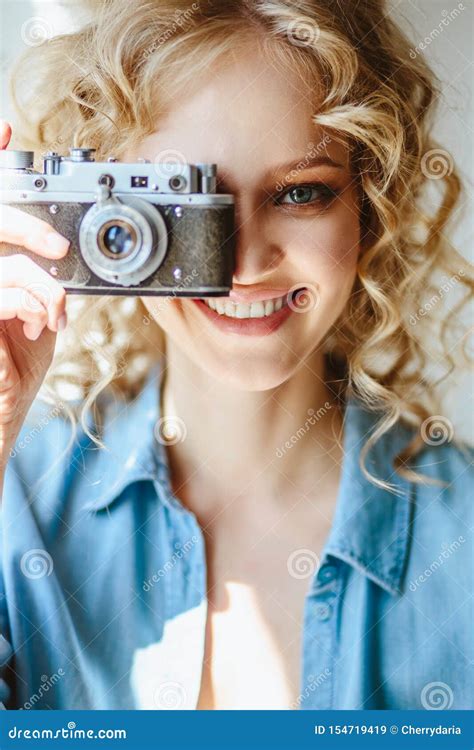 Sluit Omhoog Portret Van Mooie Blonde Jonge Vrouw Met Oude Uitstekende Camera In Haar Handen