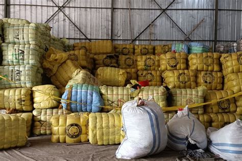 Foto Penampakan Gudang Penyimpanan Baju Bekas Impor Di Bekasi Yang