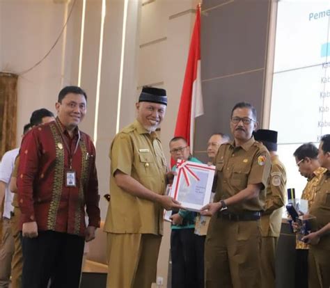 Sekda Kota Solok Terima DIPA Dan Alokasi TKD Tahun 2023 Serta Piagam