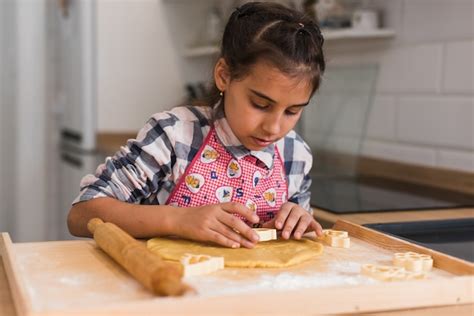 Manos Del Ni O Haciendo Galletas De Masa Cruda En Forma De Coraz N De