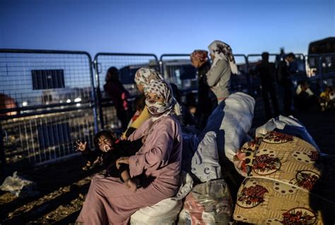 Thousands Of Syrian Refugees Flood Turkey After Fleeing Islamic State