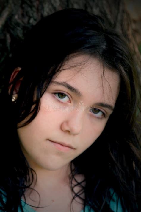 Brunette M Dchen Mit Dem Schwarzen Haar Stockbild Bild Von Ausdruck Ver Rgert