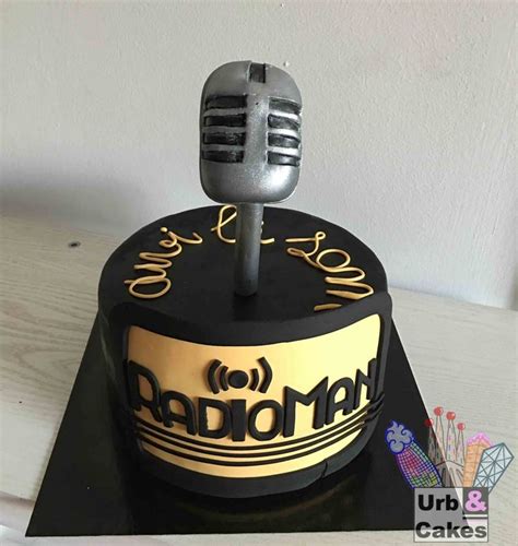 RadioMan Hecho Con Bizcocho De Chocolate Negro Relleno Con