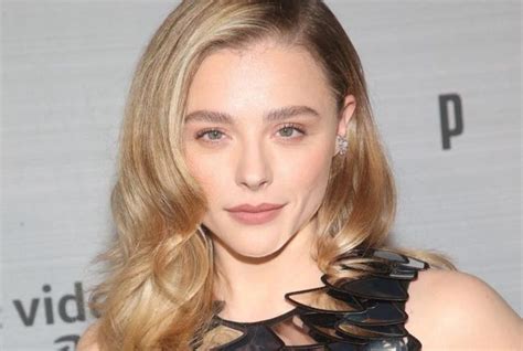 Chloë Grace Moretz dévoile sa routine de soin et ses astuces beauté