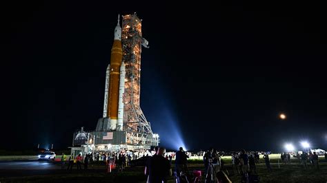 Nasas Big Rocket Reaches Launchpad Next Stop The Moon The New