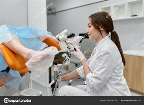 Joven Médico Haciendo Examen Ginecológico Paciente Mujer Silla Con