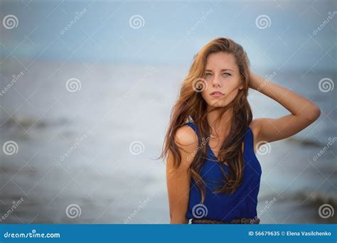 Belle Jeune Fille Blonde Sur La Plage Image Stock Image Du Enfants Arri Re