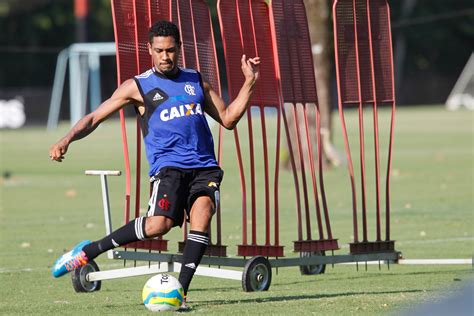 Flamengo Aceita Oferta Da China Para Negociar O Atacante Hernane