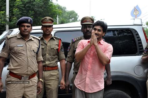 YS Jagan At Nampally Court Photo 2 Of 5