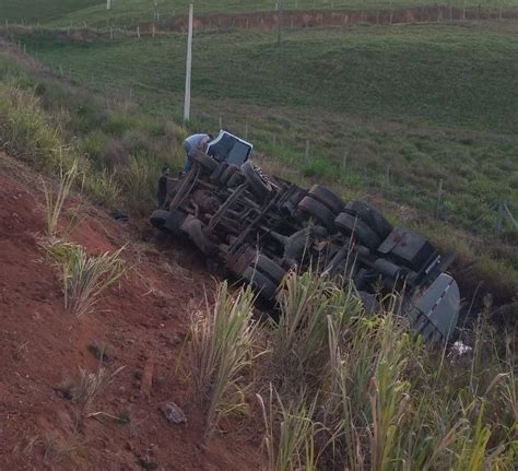 PRF registra tombamento de caminhão tanque na BR 101 vazamento de