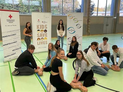 Ausbildung zu Ersthelfer innen KIDS SAVE LIVES Unsere Schüler innen