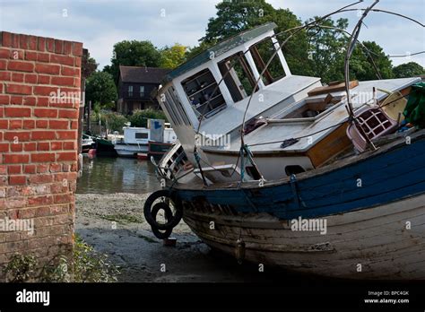 Old Wrecked Boat On The Road By The River Thames In Twickenham Stock