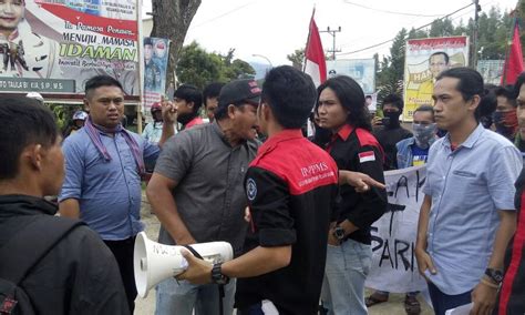 Liput Aksi Demonstrasi Wartawan Dihalangi Dan Dilempar Batu 8enam