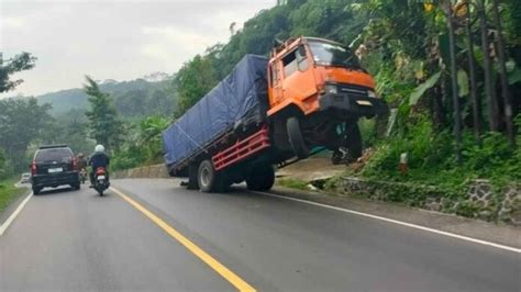 Diduga Tidak Kuat Menanjak Sebuah Truk Standing Di Tanjakan Cibeka Ciamis