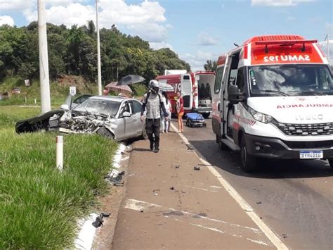 Cinco Pessoas Ficam Feridas Após Acidente Entre Carro De Luxo E Carreta