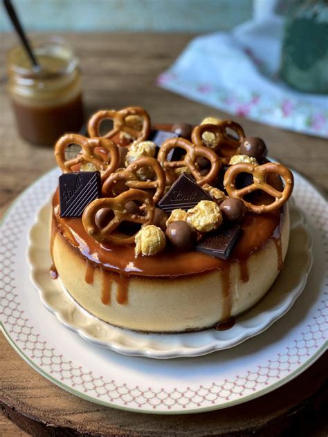 Tarta De Queso Con Caramelo Salado Y Chocolatinas