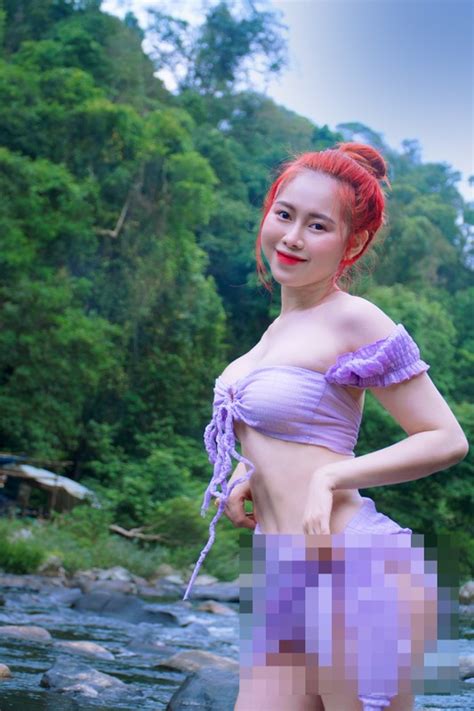 Chị Google Việt Phương Thoa tắm suối diện bikini lộ dáng chuẩn