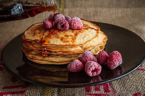 Hot Cakes De Harina De Almendra Y Frambuesas Receta Sencilla Para El Desayuno