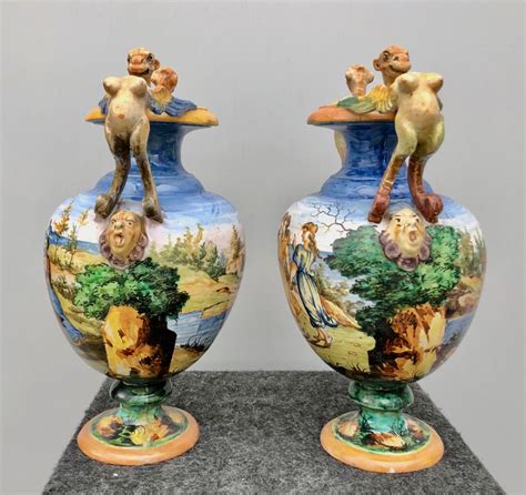 Coppia Di Vasi In Maiolica Con Manici A Grottesche E Decoro Istoriato