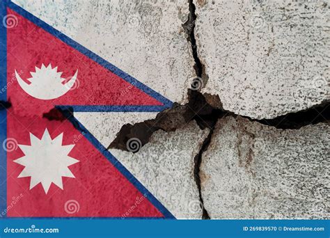 Bandeira Do Nepal Na Parede Rachada Conceito De Terramoto Ou De Seca