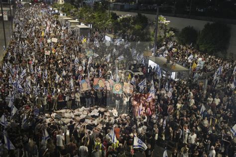 Oko Izraelskih Demonstranata Poziva Na Ostavku Netanijahua I