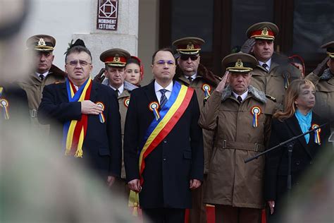 VIDEO Ceremonia militară cu defilare de personal și tehnică de Ziua