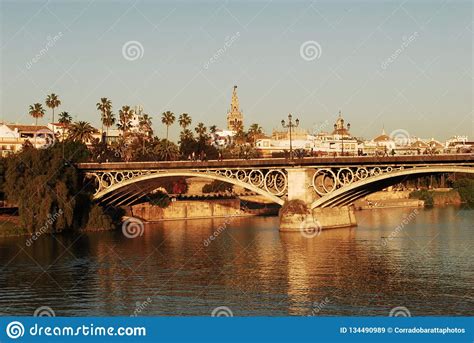 A Ponte Bonita De Triana No Rio Guadalquivir Em Sevilha A Andaluzia