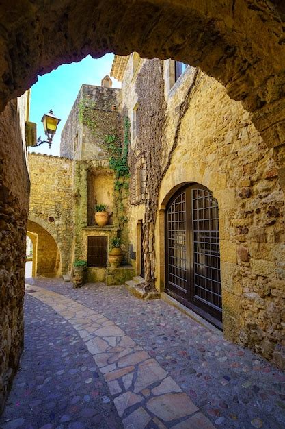 Callejón medieval con casas de piedra y arcos en el pintoresco pueblo