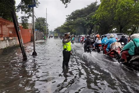 Foto Jalan Daan Mogot Tergenang Saat Hujan Kendaraan Berebut Masuk