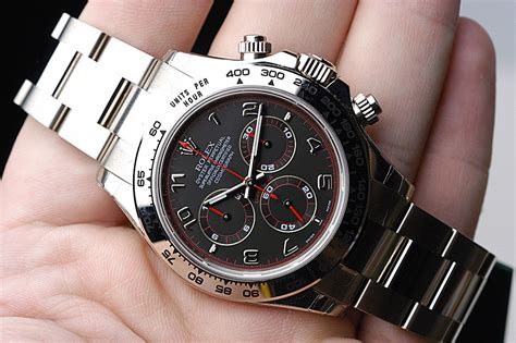 Strappa Dal Polso Di Un Uomo Un Rolex Daytona Da Mila Euro