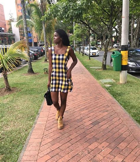 ELAINE on Instagram: “💛👑⏳” | Instagram, Elaines, Body 