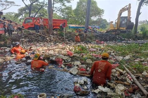 Sumbat Saluran Irigasi Puluhan Ton Sampah Diangkut Ke Tpa Burangkeng