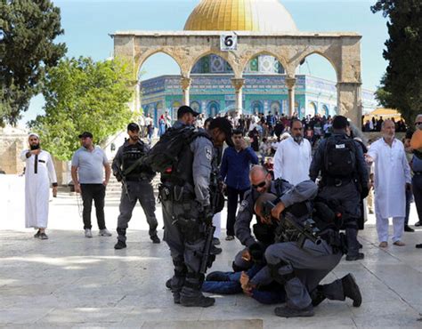 المسجد الأقصى مواجهات بين الأمن الإسرائيلي ومتظاهرين احتجاجا على صفقة