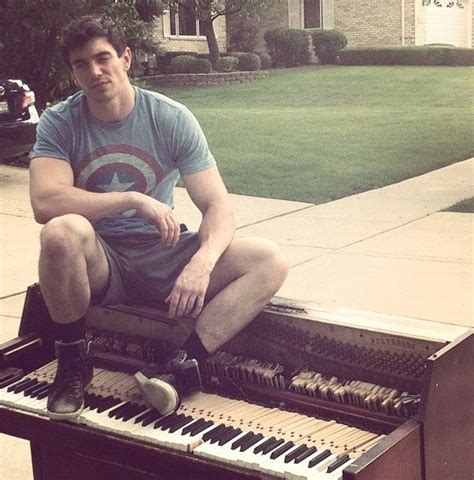 Gay assumido cantor de country sensação lança novo clipe nesta sexta Quem Popquem