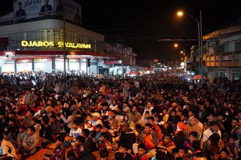 Ribuan Warga Padang Panjang Nobar Di Videotron Depan PDAM Pertandingan