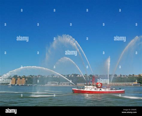 John harvey fireboat new york hi-res stock photography and images - Alamy