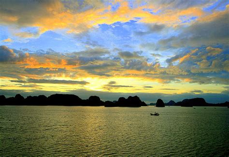 Sunset in Halong Bay - Sunset Times and Top Things To Do in Sunset