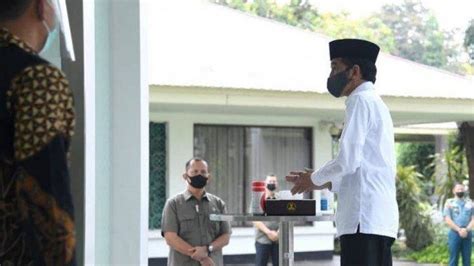 Foto Jokowi Shalat Jumat Berjamaah Di Masjid Baiturrahim Kenakan