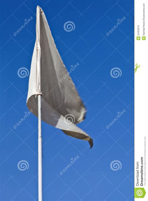 Bandeira Branca Que Funde No Vento Imagem De Stock Imagem De Global