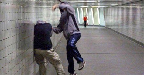 Padre Paga Picchiatore Per Spezzare Le Mani Al Figlio Gay