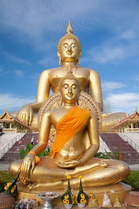 Estatua Asombrosa De Buda Del Oro En La Cueva Hermosa Santuario