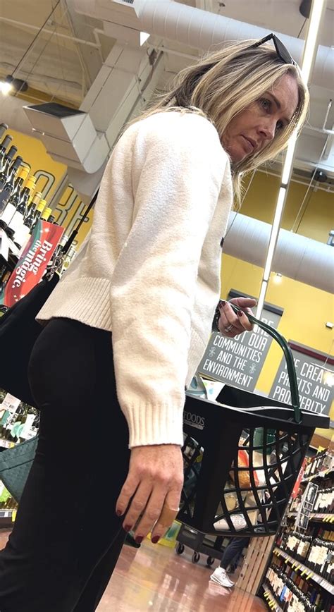 Blonde Milf Tight Yoga Flare Ass Upshot And Close Up Oc Video Spandex Leggings Yoga Pants