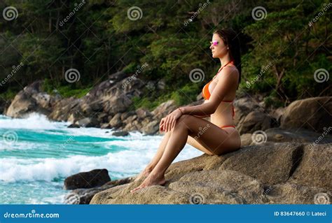 Mooie Vrouw Met Geschikt Lichaam In Sexy Bikini Tropische Klip Stock