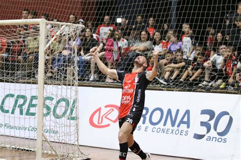 Em jogo de retorno do capitão Xuxa JEC Futsal goleia o Umuarama na